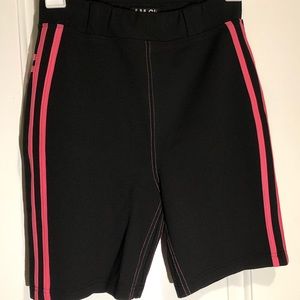 Biker shorts in black with pink stripes